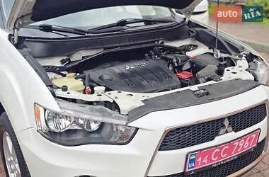 Внедорожник / Кроссовер Mitsubishi Outlander 2011 в 