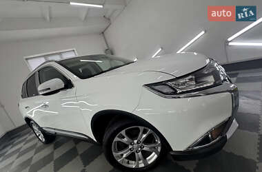 Внедорожник / Кроссовер Mitsubishi Outlander 2017 в 