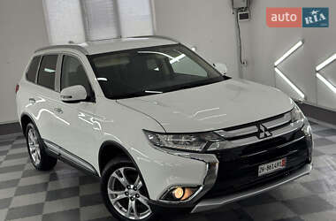 Внедорожник / Кроссовер Mitsubishi Outlander 2017 в 