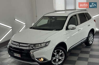 Внедорожник / Кроссовер Mitsubishi Outlander 2017 в 