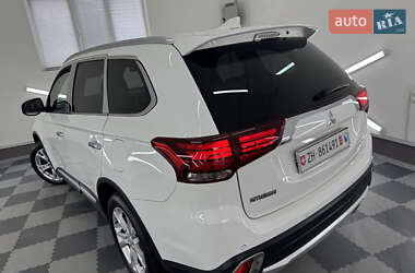 Внедорожник / Кроссовер Mitsubishi Outlander 2017 в 