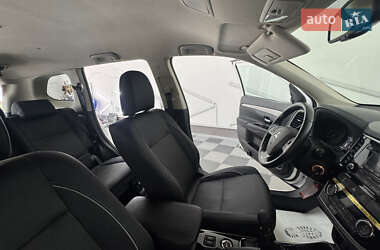 Внедорожник / Кроссовер Mitsubishi Outlander 2017 в 