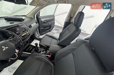 Внедорожник / Кроссовер Mitsubishi Outlander 2017 в 
