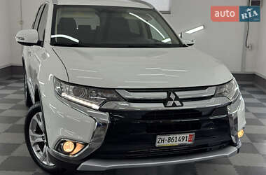 Внедорожник / Кроссовер Mitsubishi Outlander 2017 в 