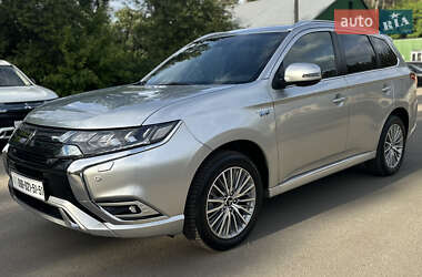 Внедорожник / Кроссовер Mitsubishi Outlander 2020 в Киеве