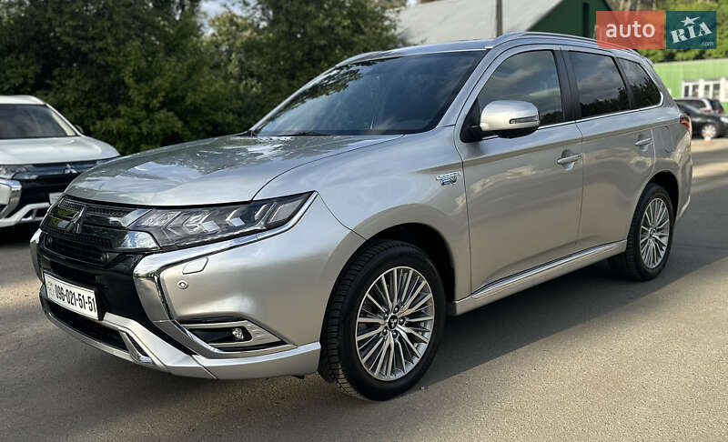Позашляховик / Кросовер Mitsubishi Outlander 2020 в 