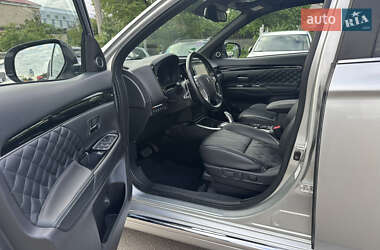 Позашляховик / Кросовер Mitsubishi Outlander 2020 в 