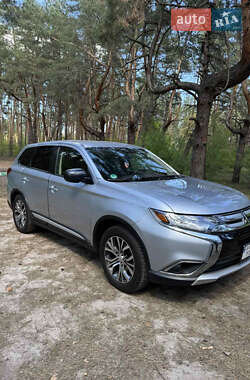 Внедорожник / Кроссовер Mitsubishi Outlander 2017 в Киеве
