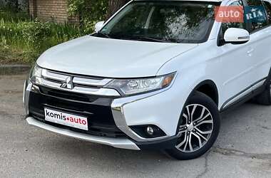 Позашляховик / Кросовер Mitsubishi Outlander 2015 в 