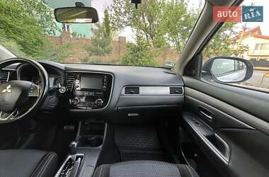 Позашляховик / Кросовер Mitsubishi Outlander 2015 в 