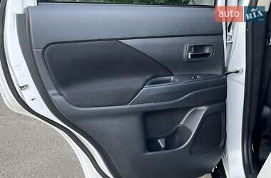 Позашляховик / Кросовер Mitsubishi Outlander 2015 в 