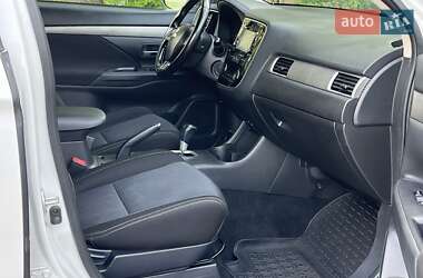 Позашляховик / Кросовер Mitsubishi Outlander 2015 в 