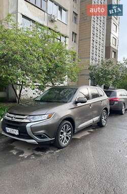 Внедорожник / Кроссовер Mitsubishi Outlander 2016 в Черкассах