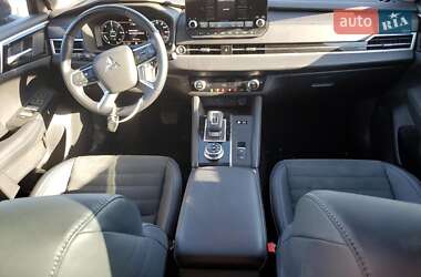 Позашляховик / Кросовер Mitsubishi Outlander 2023 в 