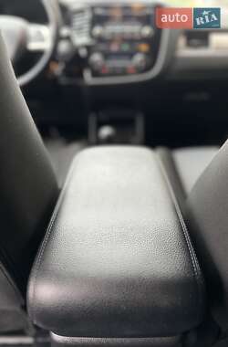 Внедорожник / Кроссовер Mitsubishi Outlander 2013 в 