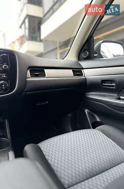 Внедорожник / Кроссовер Mitsubishi Outlander 2013 в 