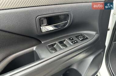 Внедорожник / Кроссовер Mitsubishi Outlander 2013 в 
