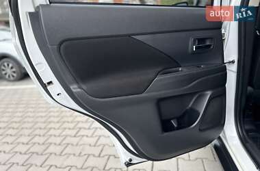 Внедорожник / Кроссовер Mitsubishi Outlander 2013 в 