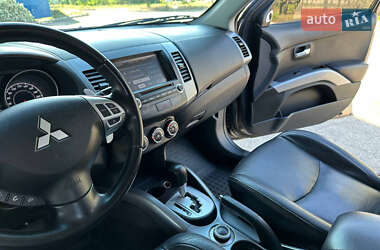 Внедорожник / Кроссовер Mitsubishi Outlander 2011 в 