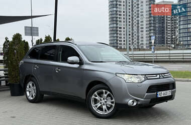 Позашляховик / Кросовер Mitsubishi Outlander 2013 в 