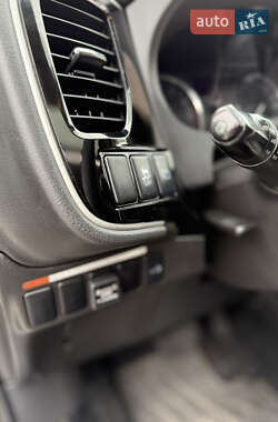 Позашляховик / Кросовер Mitsubishi Outlander 2013 в 