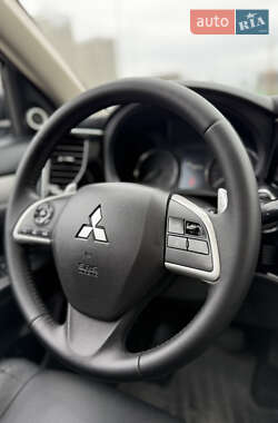 Позашляховик / Кросовер Mitsubishi Outlander 2013 в 