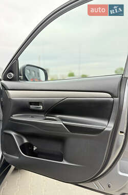 Позашляховик / Кросовер Mitsubishi Outlander 2013 в 