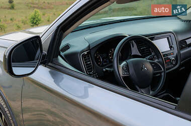 Внедорожник / Кроссовер Mitsubishi Outlander 2019 в 