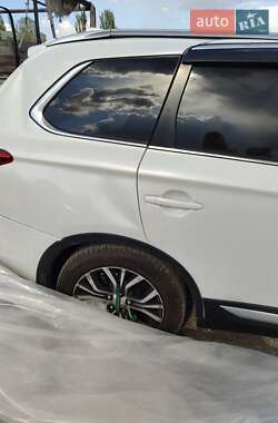 Внедорожник / Кроссовер Mitsubishi Outlander 2017 в Запорожье