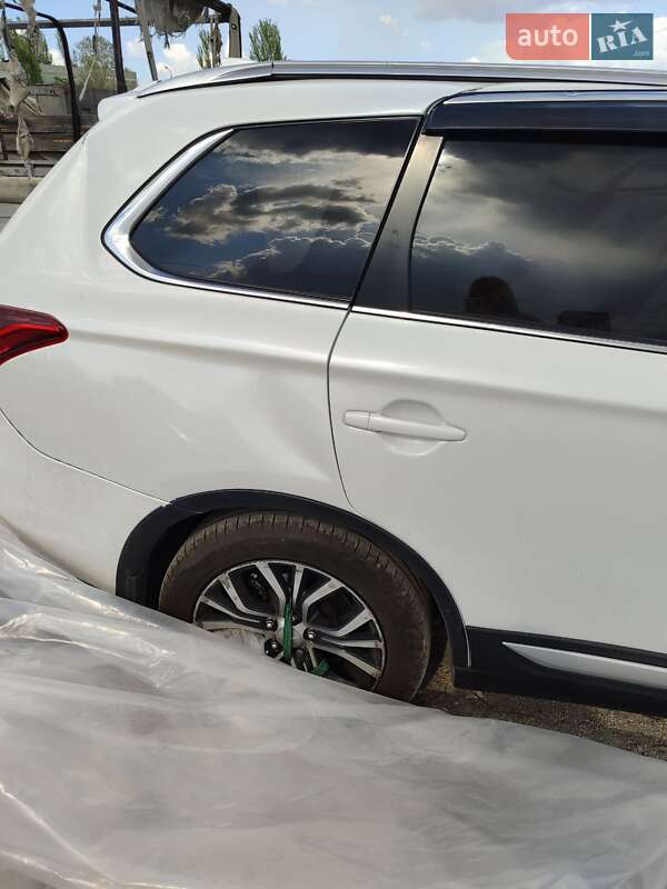 Позашляховик / Кросовер Mitsubishi Outlander 2017 в 