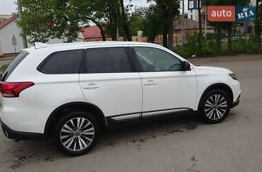 Внедорожник / Кроссовер Mitsubishi Outlander 2020 в 