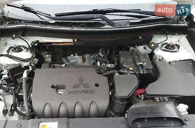 Внедорожник / Кроссовер Mitsubishi Outlander 2020 в 