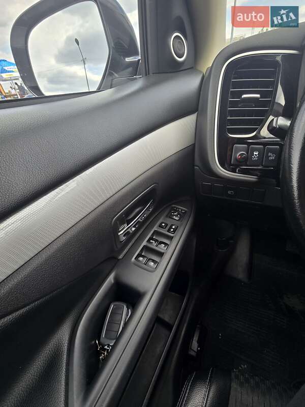 Внедорожник / Кроссовер Mitsubishi Outlander 2014 в Киеве