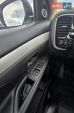 Позашляховик / Кросовер Mitsubishi Outlander 2014 в 