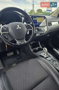 Позашляховик / Кросовер Mitsubishi Outlander 2014 в 