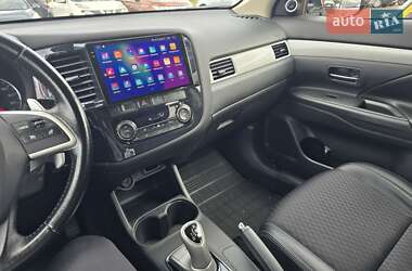 Позашляховик / Кросовер Mitsubishi Outlander 2014 в 