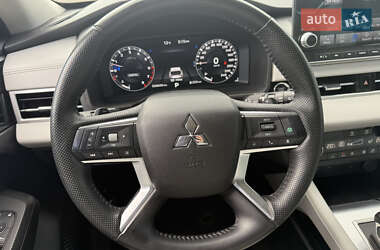 Позашляховик / Кросовер Mitsubishi Outlander 2022 в 