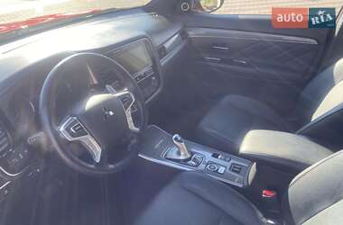 Позашляховик / Кросовер Mitsubishi Outlander 2019 в 