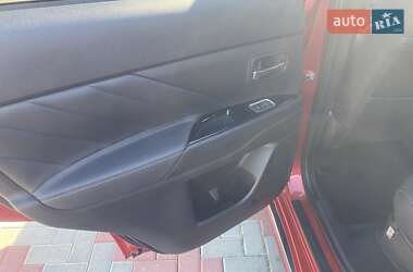 Позашляховик / Кросовер Mitsubishi Outlander 2019 в 