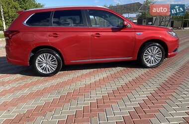 Позашляховик / Кросовер Mitsubishi Outlander 2019 в 