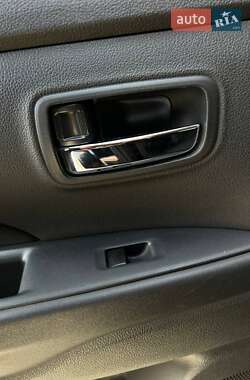 Позашляховик / Кросовер Mitsubishi Outlander 2012 в 