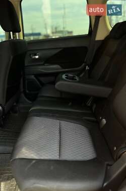 Позашляховик / Кросовер Mitsubishi Outlander 2012 в 
