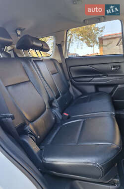 Позашляховик / Кросовер Mitsubishi Outlander 2013 в 