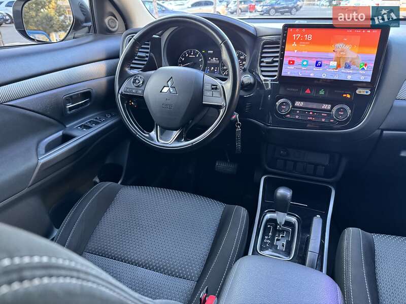 Внедорожник / Кроссовер Mitsubishi Outlander 2016 в Одессе