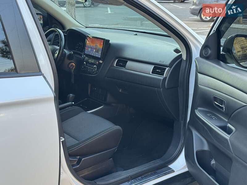 Внедорожник / Кроссовер Mitsubishi Outlander 2016 в Одессе