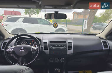 Внедорожник / Кроссовер Mitsubishi Outlander 2013 в 