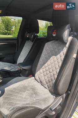 Позашляховик / Кросовер Mitsubishi Outlander 2018 в 