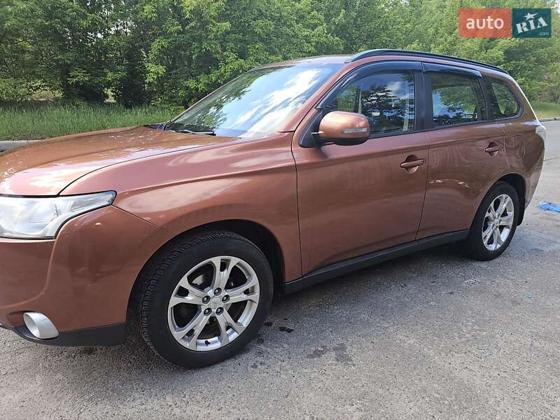 Позашляховик / Кросовер Mitsubishi Outlander 2013 в Києві