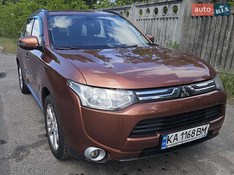 Позашляховик / Кросовер Mitsubishi Outlander 2013 в Києві