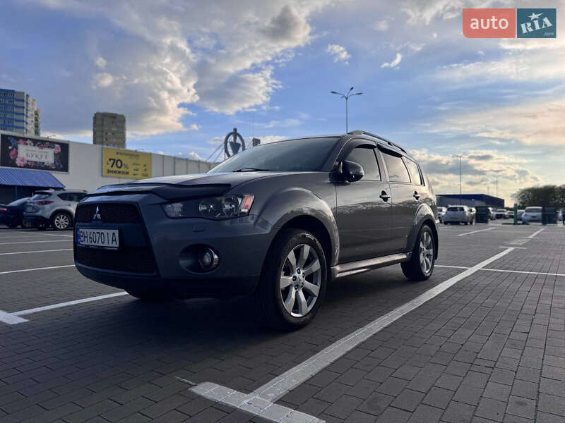 Внедорожник / Кроссовер Mitsubishi Outlander 2011 в 